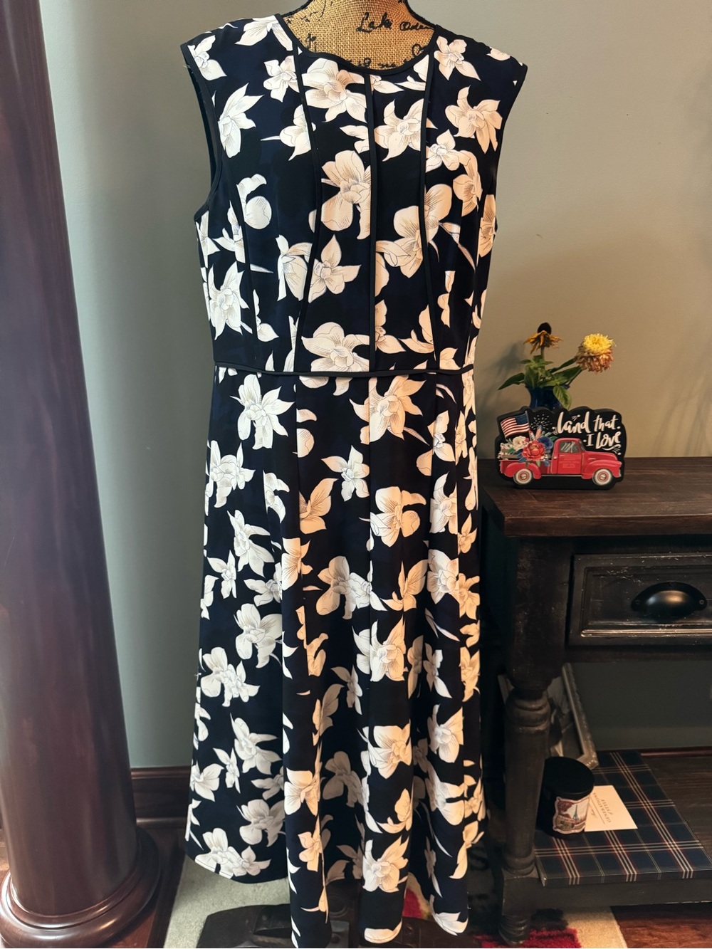 Ann Taylor Black & White Floral Sleeveless A-Line Dress. Size 14.